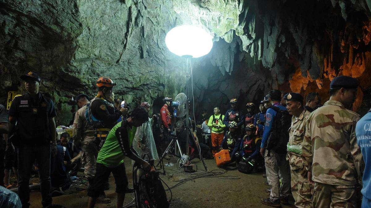 Thailandia, i baby calciatori e l'allenatore sono tutti liberi: intrappolati in una grotta per due settimane