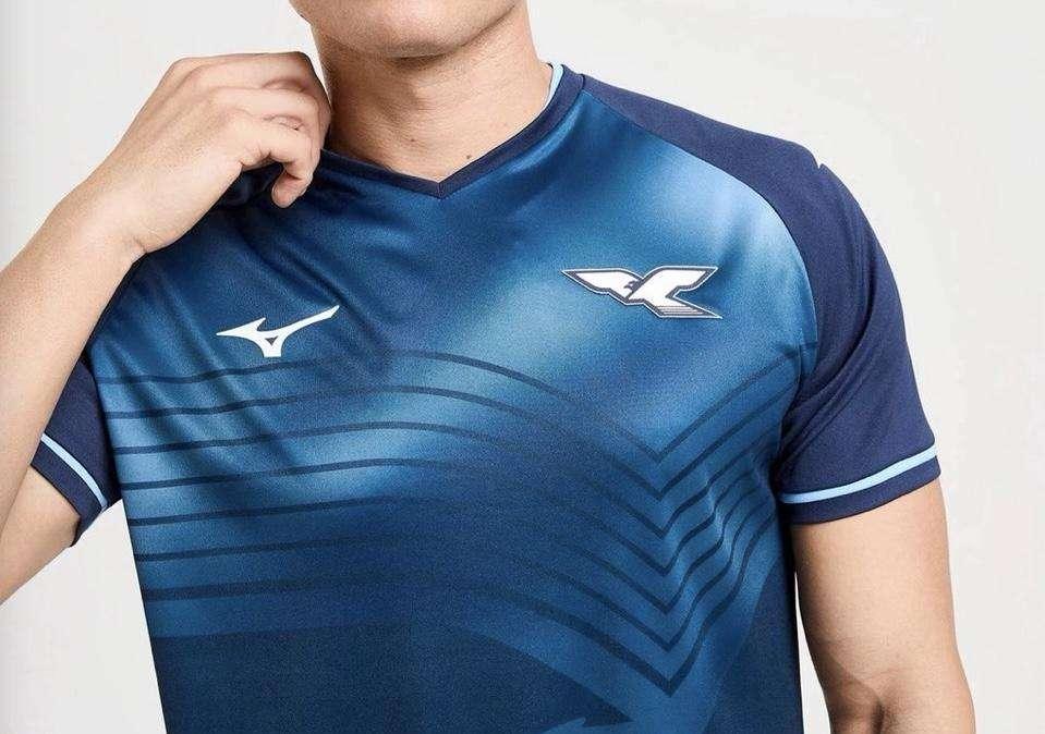 Lazio, la nuova terza maglia è già in vendita in negozio: i dettagli - FOTO
