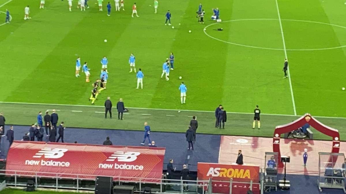 Roma - Lazio, squadre in campo per il riscaldamento. E corre anche Immobile - VIDEO