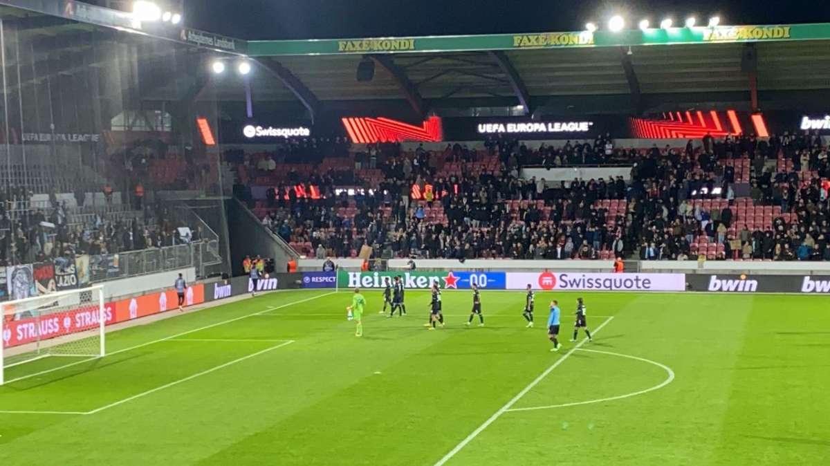 Midtjylland - Lazio, squadra sotto al settore ospiti a fine partita: la reazione dei tifosi - VIDEO