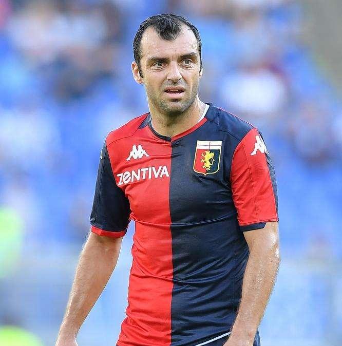Serie A, il Genoa batte il Bologna, per un’ora in 10 uomini: preoccupa Pandev