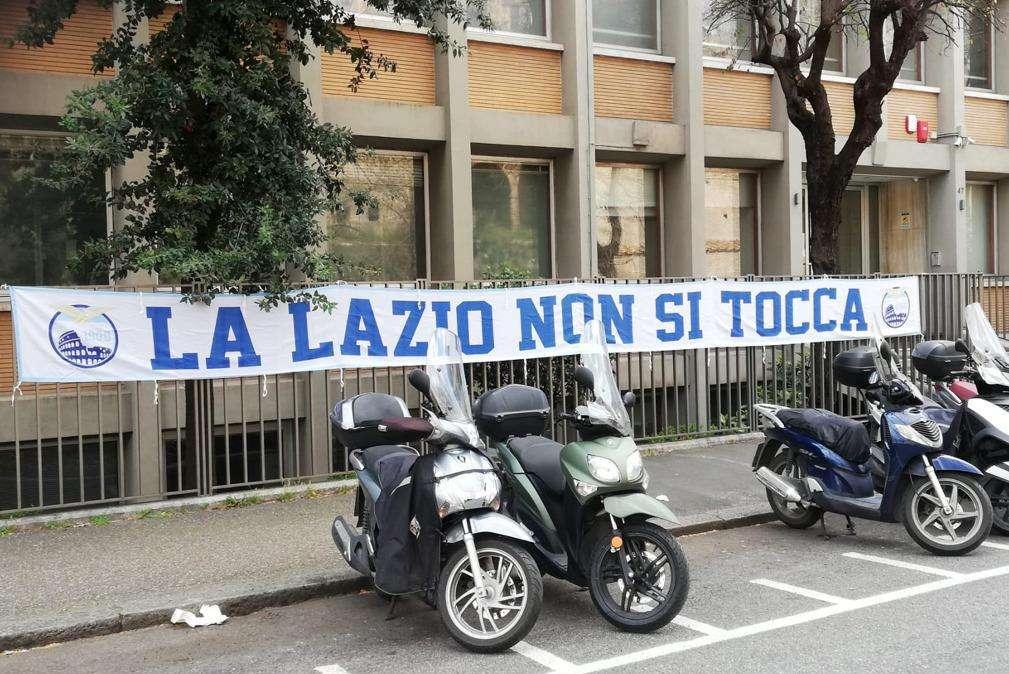 Lazio, processo Tamponi: esposto uno striscione fuori dal Tribunale - FOTO