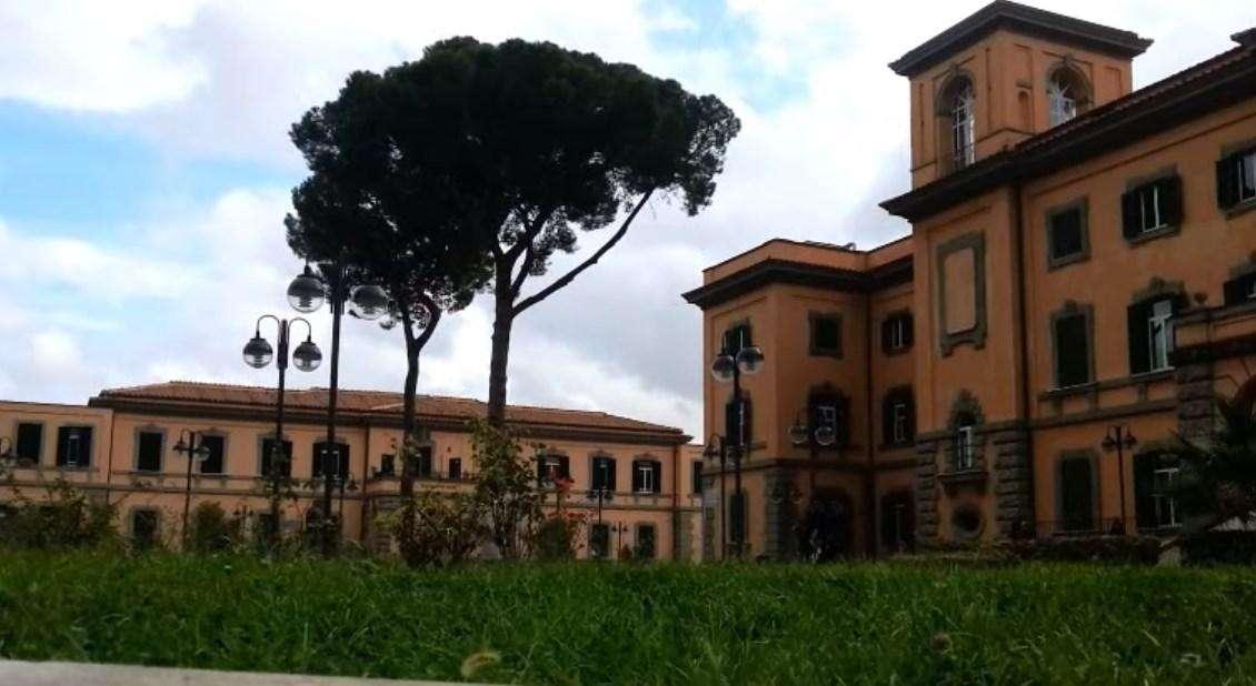 Coronavirus / Roma, uomo di 47 anni crolla alla fermata del bus: panico fra la gente