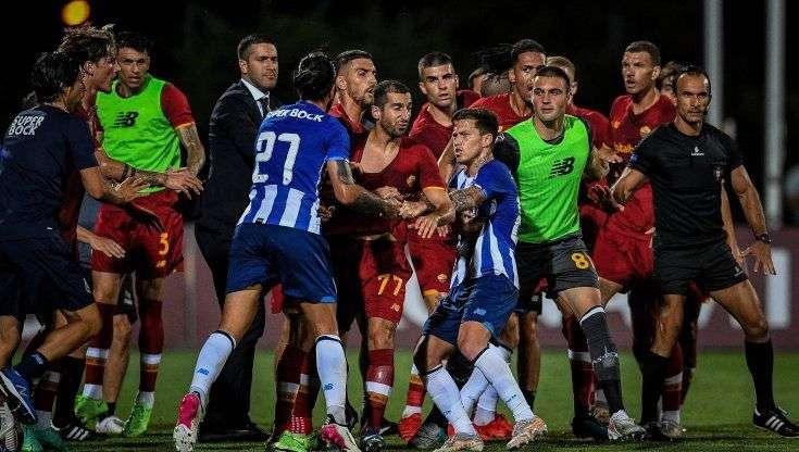 Roma, manita e risse con il Betis: tre giocatori espulsi più Mourinho