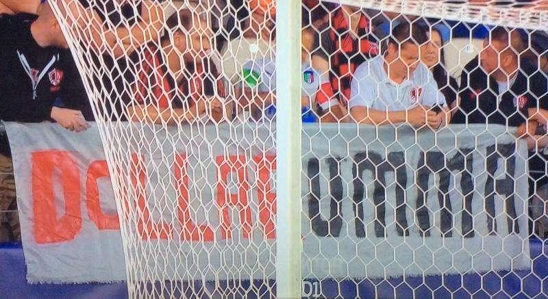 Europei Under 21, Donnarumma contestato: striscione e lancio di finti dollari in campo - FOTO
