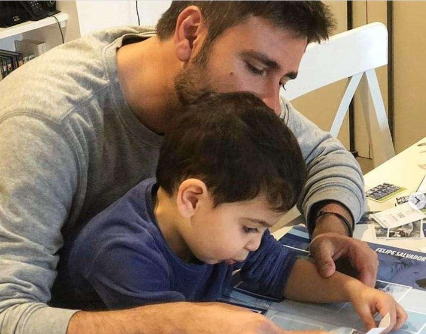 Lazio, Di Battista guida il piccolo Andrea alla lazialità: "Di padre in figlio" - FOTO