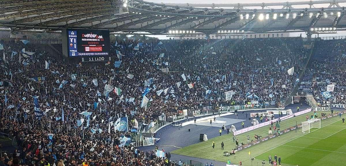 Lazio - Roma, la carica della Nord. Poi l'urlo ai giocatori: "Bisogna vincere" - VIDEO