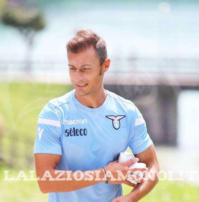 RITIRO LAZIO, GIORNO 3 - Radu ad Auronzo: il bentornato fra i cori di Milinkovic e i calci dei compagni