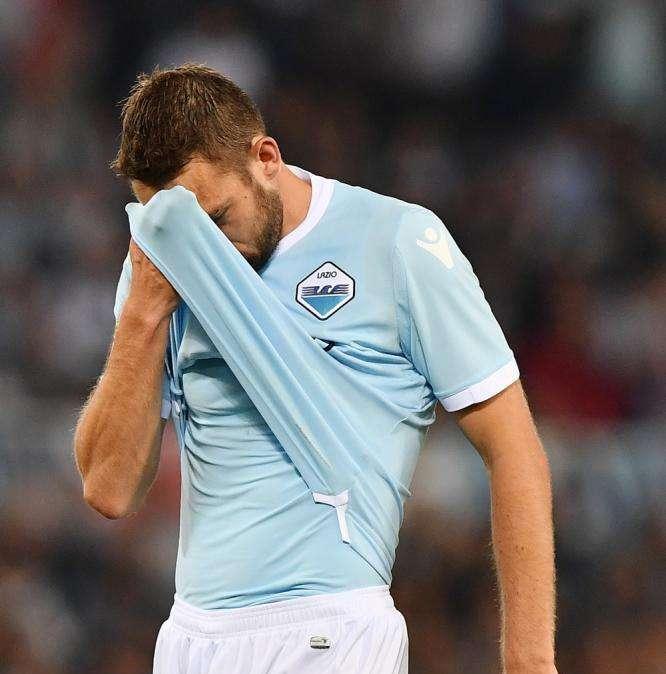 LE PAGELLE DEI QUOTIDIANI - De Vrij, un rigore che rovina una partita. Milinkovic e Anderson i migliori