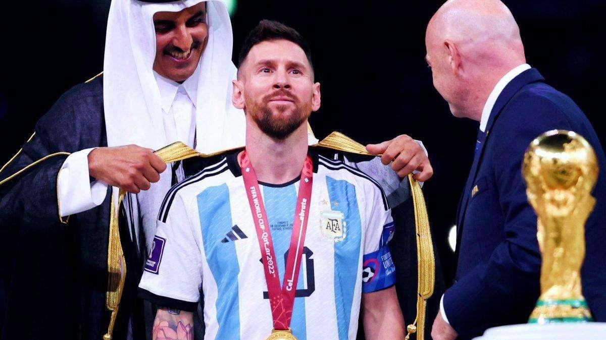 Messi e il mantello nero indossato ai Mondiali: offerta una cifra "monstre" per averlo!