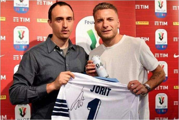 Lazio, Immobile incontra Jorit Agoch: l'autore del murales in visita a Formello - FOTO