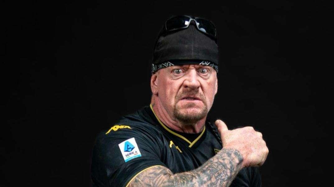 Serie A, l'assurda collaborazione: l'ex wrestler The Undertaker veste la maglia del Genoa