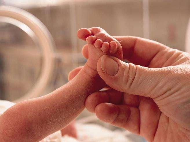 Coronavirus, donna contagiata partorisce a Piacenza: bimbo non ha virus
