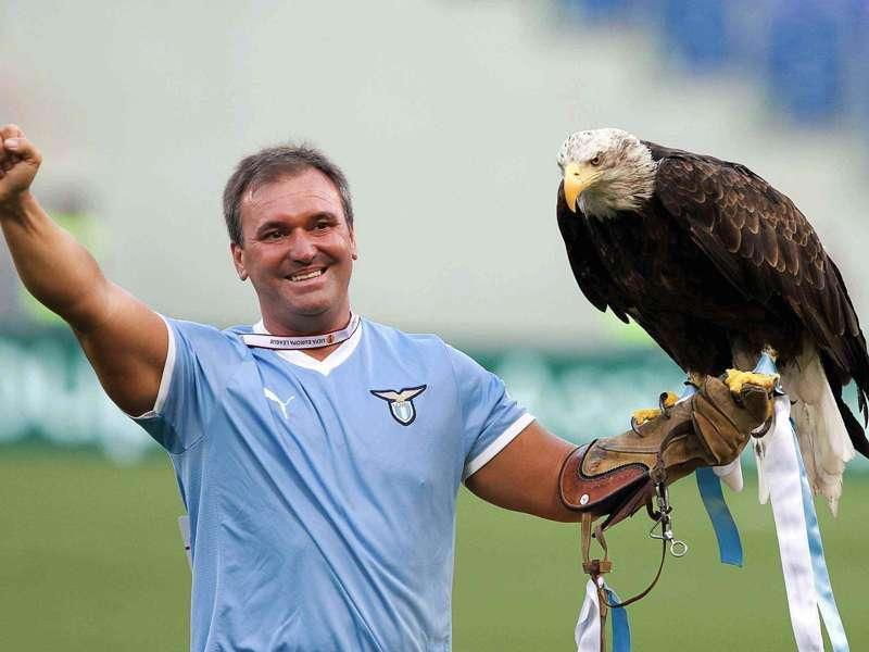 Lazio, un gruppo di tifosi non udenti ospite a Formello: foto in campo e la visita di Olympia