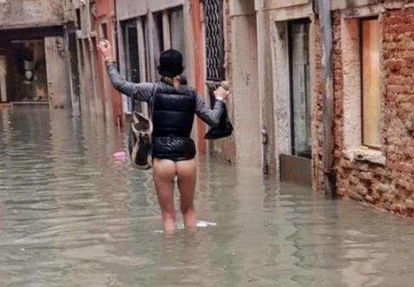 Venezia allagata, lo scatto virale: "Siamo rimasti in mutande"