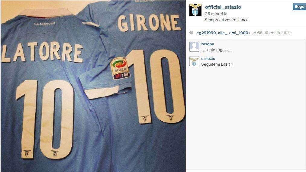 Lazio ancora al fianco dei Marò: inviate due maglie personalizzate a Latorre e Girone
