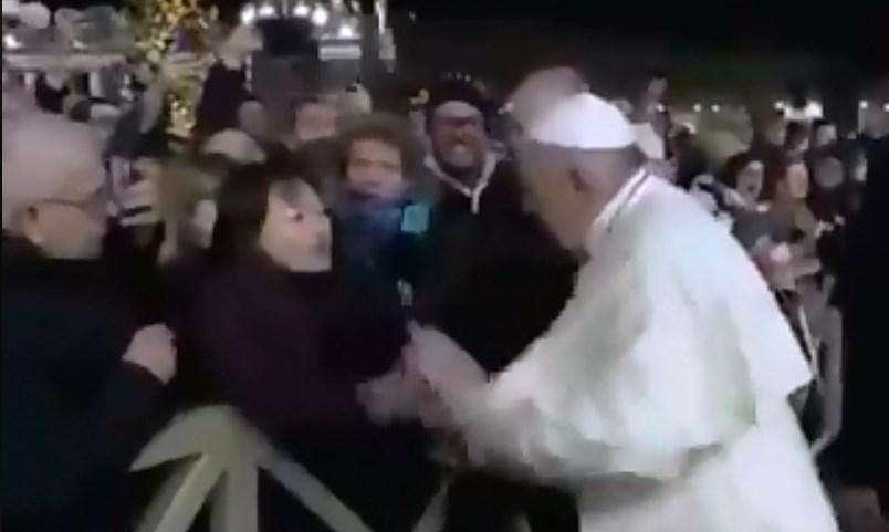 Roma / Vaticano, Papa Francesco si scusa per aver reagito alla fedele