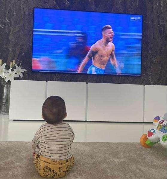 Lazio, il piccolo Immobile guarda il papà in tv: "Ma quello è lui?" - FOTO