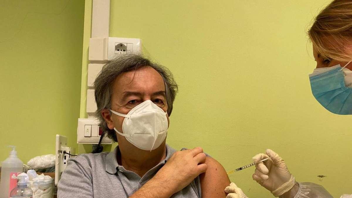 Covid, il prof. Burioni si è vaccinato: "Un miracolo della scienza farlo il 7 gennaio"