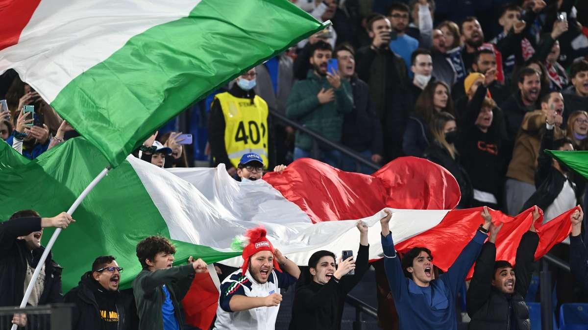 Italia, la vittoria arriva sugli spalti: chapeau per i tifosi azzurri