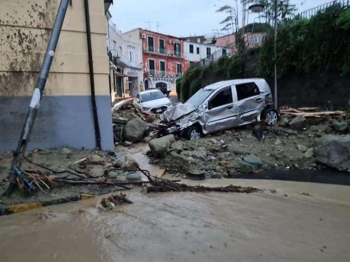 Frana per maltempo a Casamicciola: 13 dispersi, c'è un neonato