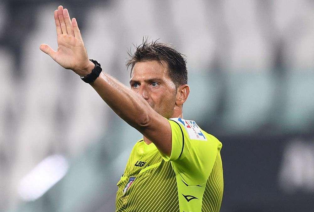 Milan - Napoli, incredibile Mario Rui: sgambetta Pasqua che cade a terra - VIDEO