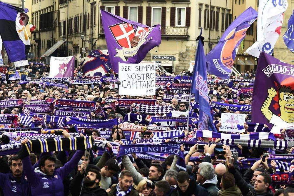 Astori, a Firenze l'ultimo saluto: migliaia di persone ai funerali. Per la Lazio anche Di Gennaro e Marchetti