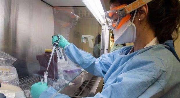 Coronavirus, Speranza firma l'accordo sul vaccino: prodotto tra Oxford e l'Italia