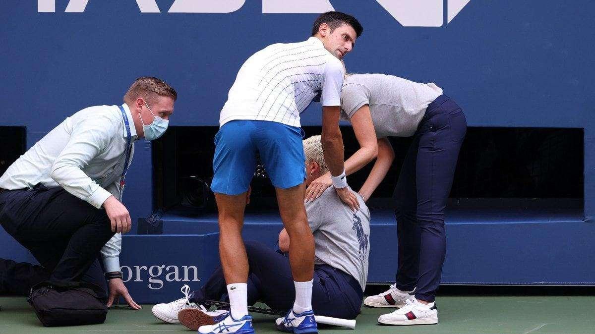 Roland Garros, Djokovic ci ricasca: colpito di nuovo un giudice di linea