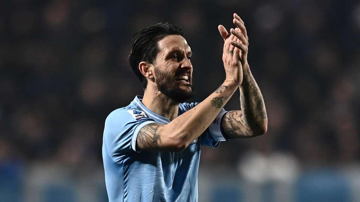 Luis Alberto dice addio alla Lazio: il saluto commovente con i suoi figli - VIDEO
