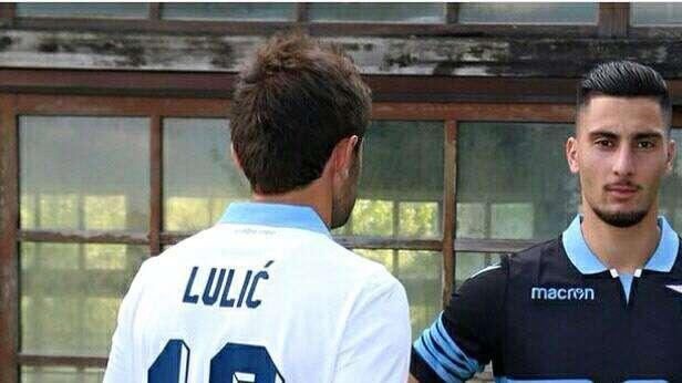 Lazio, Leiva presenta la nuova maglia: "L'aquila è tornata" - FOTO