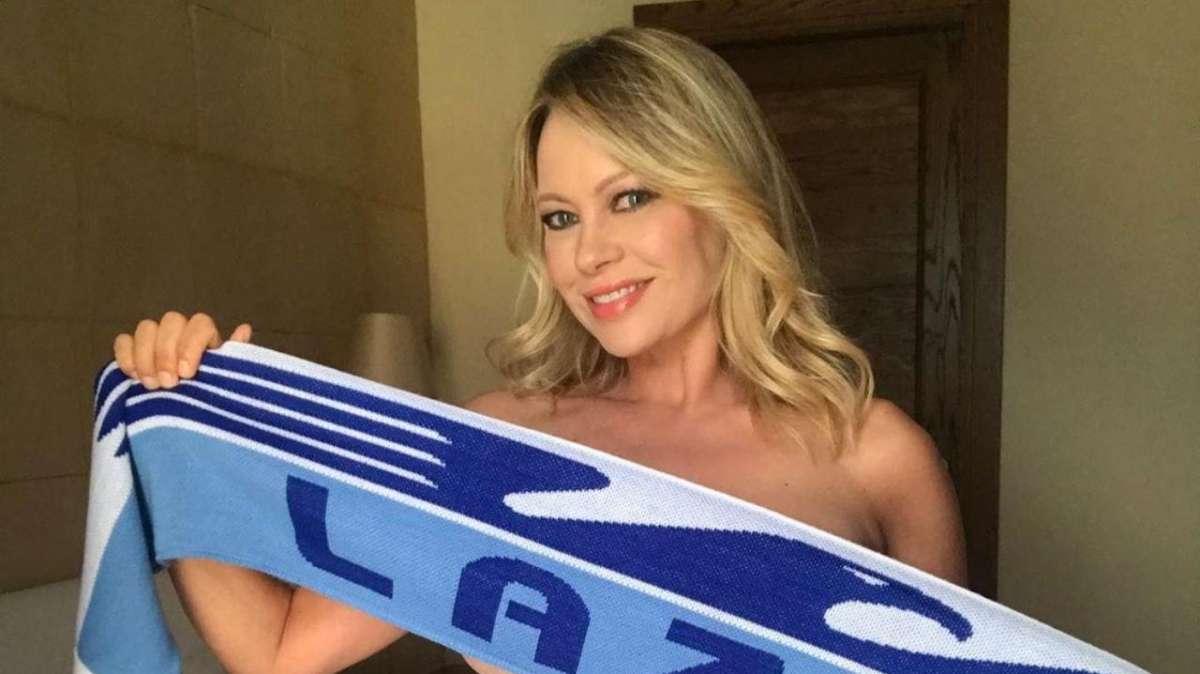 Anna Falchi: "Niente spogliarello in caso di scudetto, le mie foto un rito scaramantico"