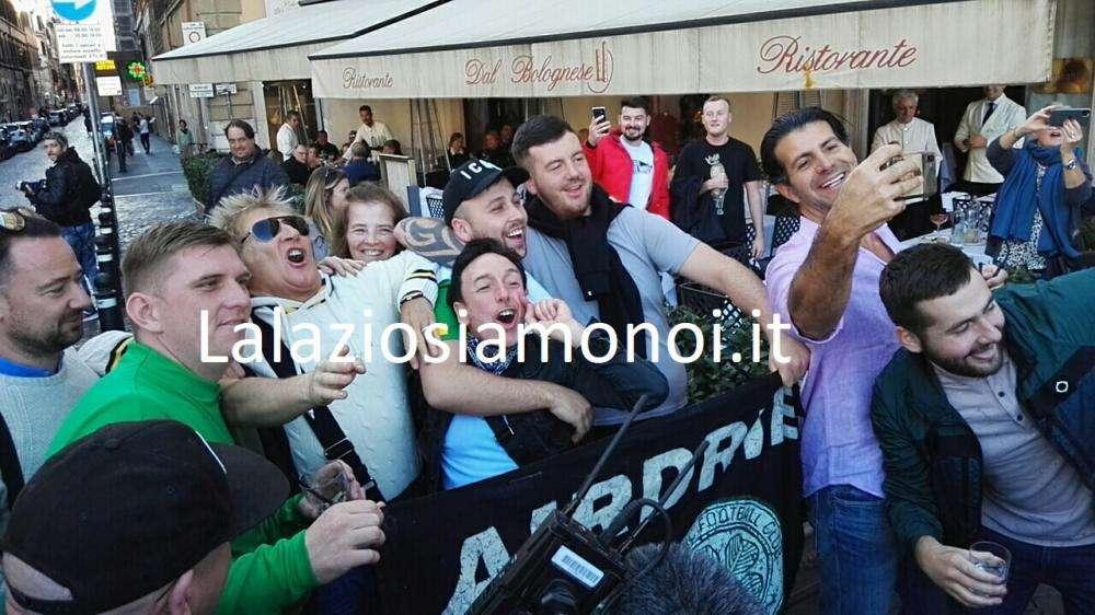 Lazio - Celtic, gli scozzesi cantano per Roma: tra loro anche Rod Stewart - F&V