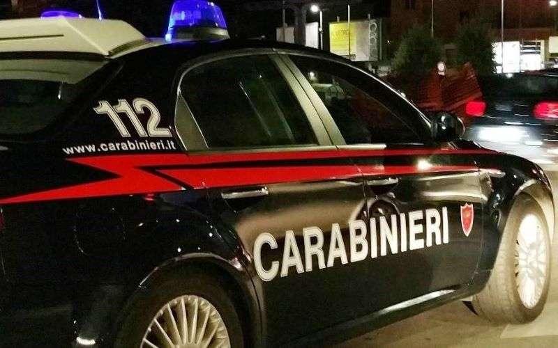 Bimbo “preso a schiaffi e messo a testa in giù”: insegnante sospesa