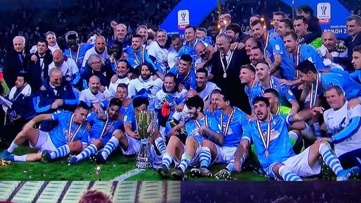 Lazio, la Supercoppa è tua: lo sfottò imperversa sui social - FOTO