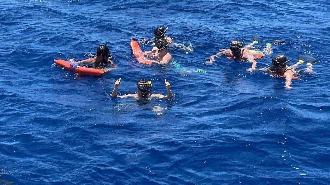 Lazio, Pedro e le vacanze da sogno: il bagno con gli squali - FOTO