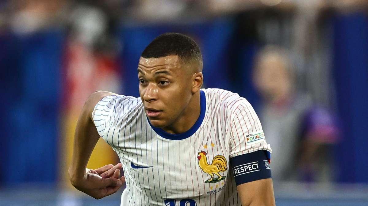 Francia, frattura al setto nasale per Mbappé: e lui scherza sui social...