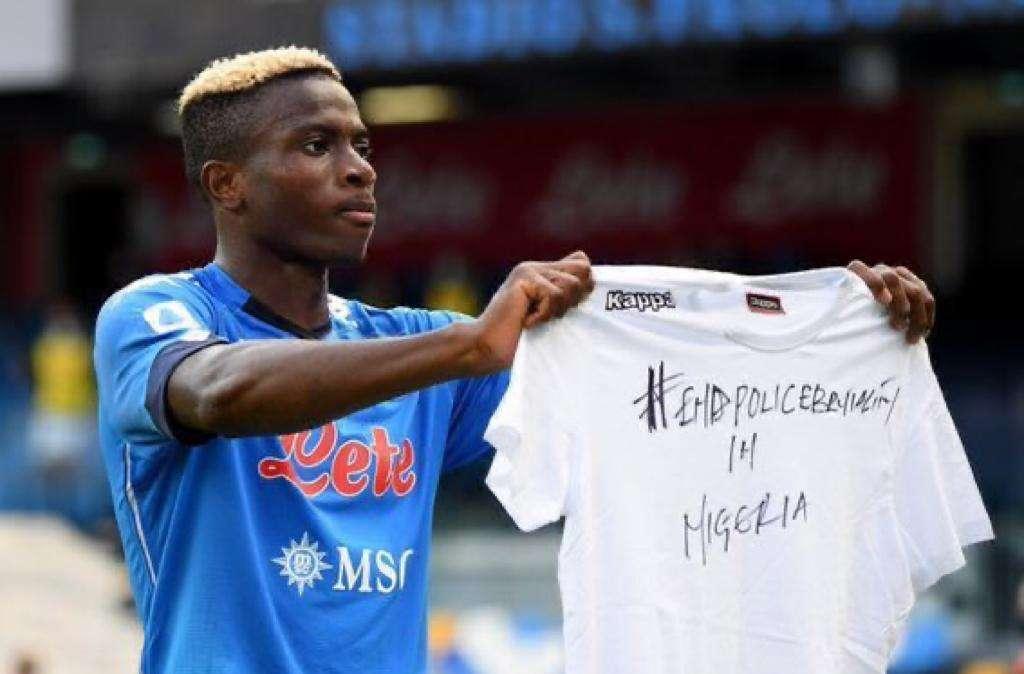 Osimhen e Simy, la maglia esposta dopo i gol: svelato il messaggio sociale