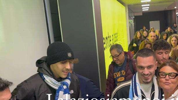 Lazio, Ibrahimovic è atterrato a Fiumicino: l'accoglienza dei tifosi - FOTO&VIDEO