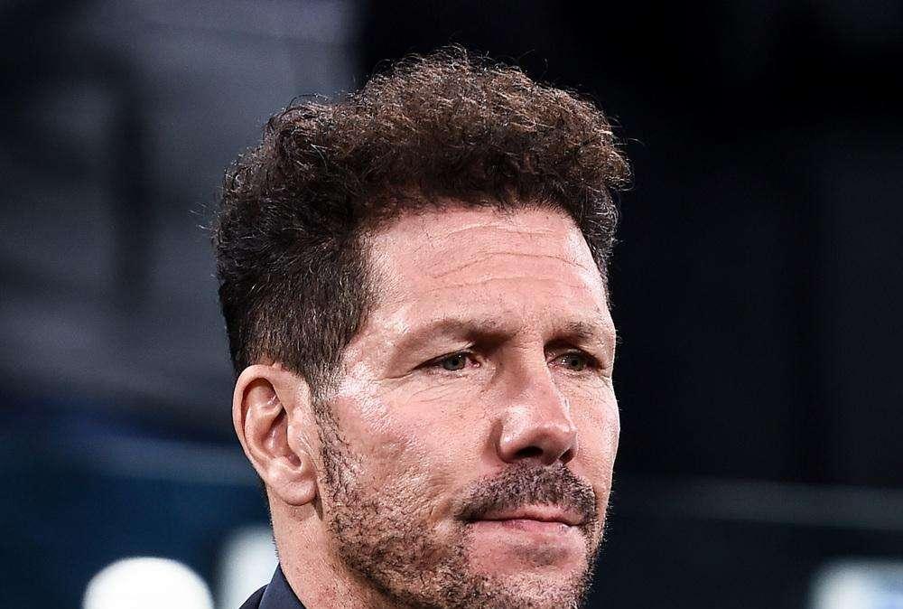 Morte Maradona, minuto di silenzio anche in Liga: Simeone non trattiene le lacrime - VIDEO
