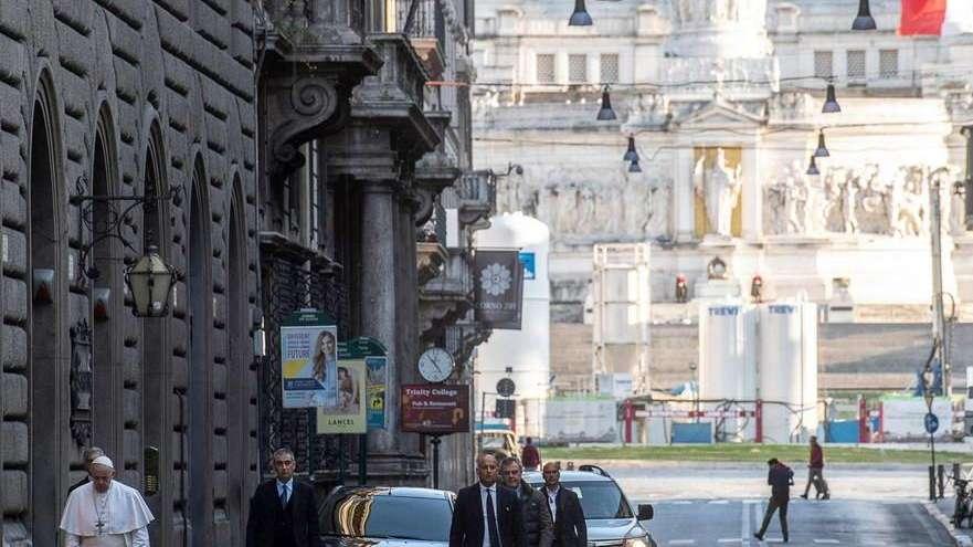 Coronavirus, Papa a piedi per Roma: prega per fine pandemia