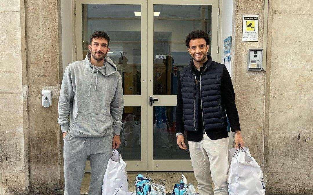 Lazio, Cataldi e Anderson all'Umberto I: regali di Pasqua per i piccoli pazienti - FOTO