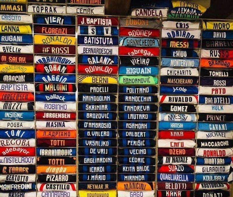 Lazio, Spalletti mostra la collezione di maglie: c'è anche un ex biancoceleste - FOTO