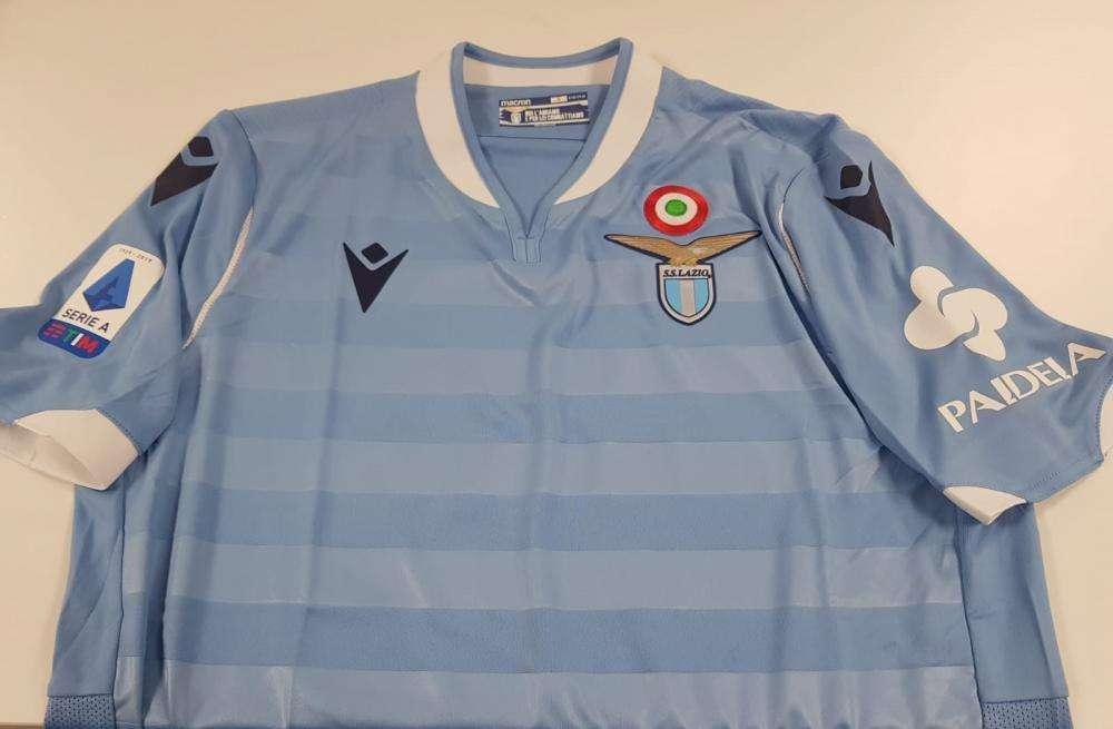 Lazio - Juventus, Paideia 'sleeve sponsor' sulla maglia del match - FT