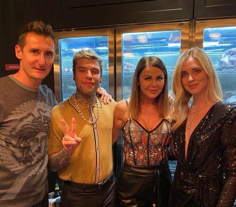 Lazio, la famiglia Klose con Fedez e Ferragni a cena da Salt Bae - FOTO