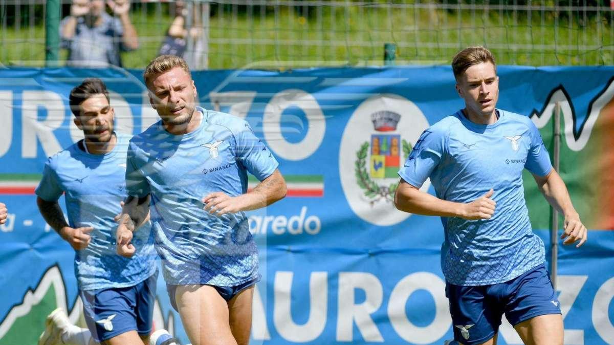 AURONZO GIORNO 7 - Lazio, Basic incitato dai tifosi: la frase urlata in ritiro