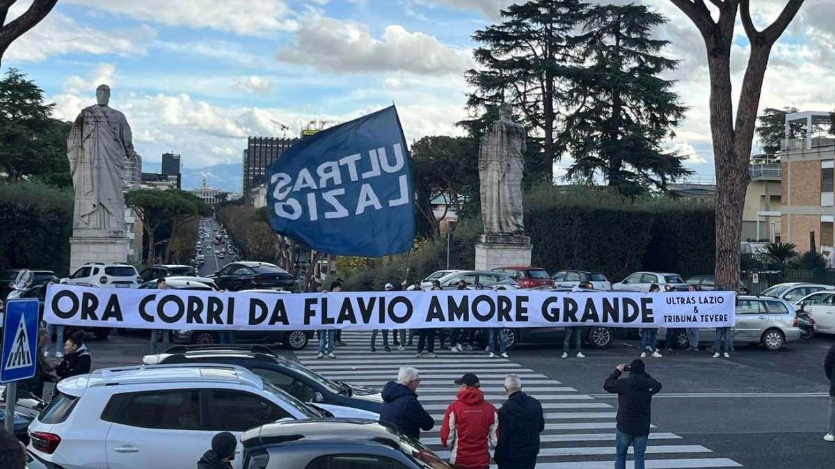 Lazio | Funerale Francesco, presenti Zaccagni, Fabiani e Cataldi: gli striscioni - FT&VD