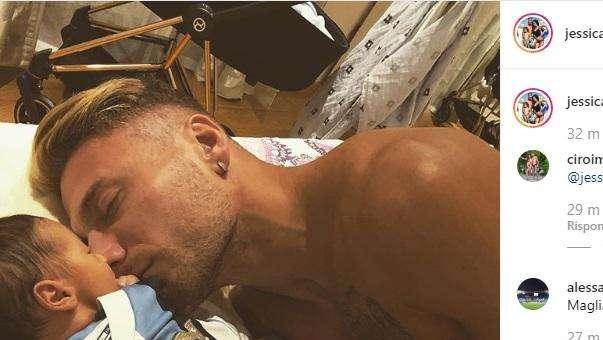 Lazio, Immobile gioca e ride in casa con il piccolo Mattia - FOTO