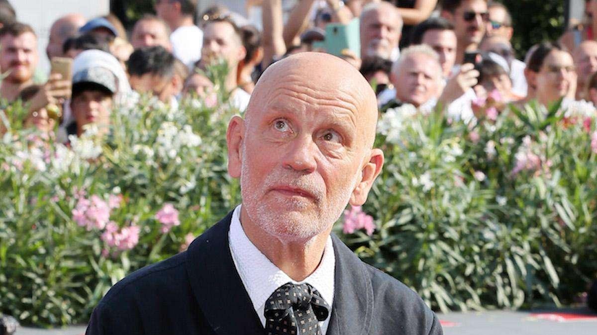 John Malkovich come Djokovic, ecco cosa è successo a Venezia