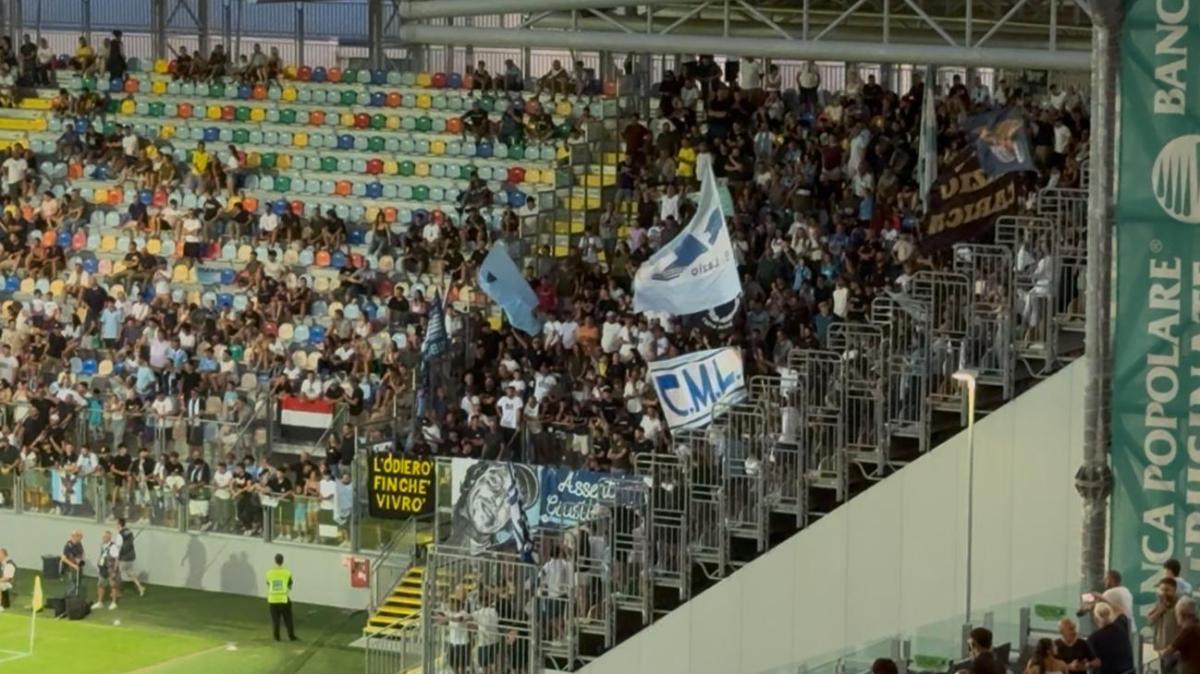 Lazio, i tifosi a Frosinone: "Andiamo tutti a Bologna!". Poi il saluto alla squadra - VIDEO
